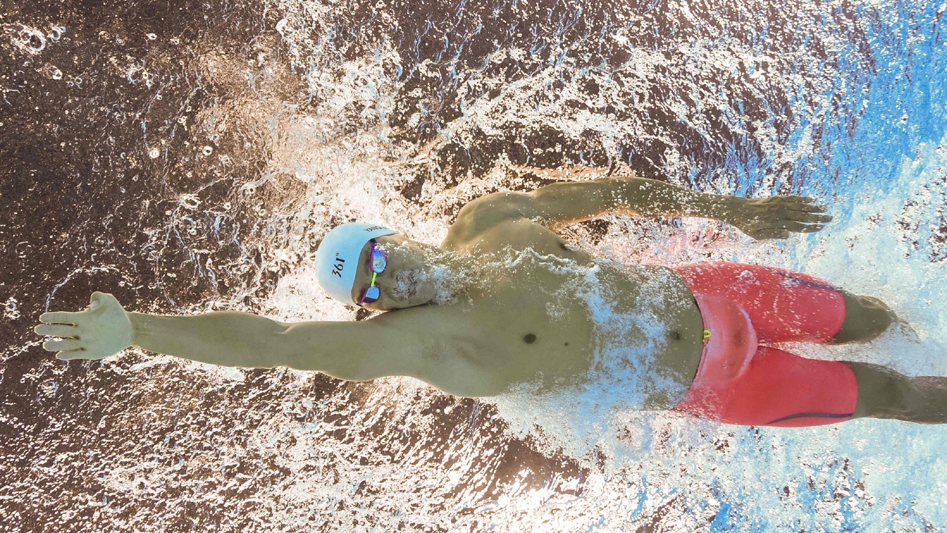 _海底探秘：潜水泅渡中的水肺网球挑战_，水肺潜水视频