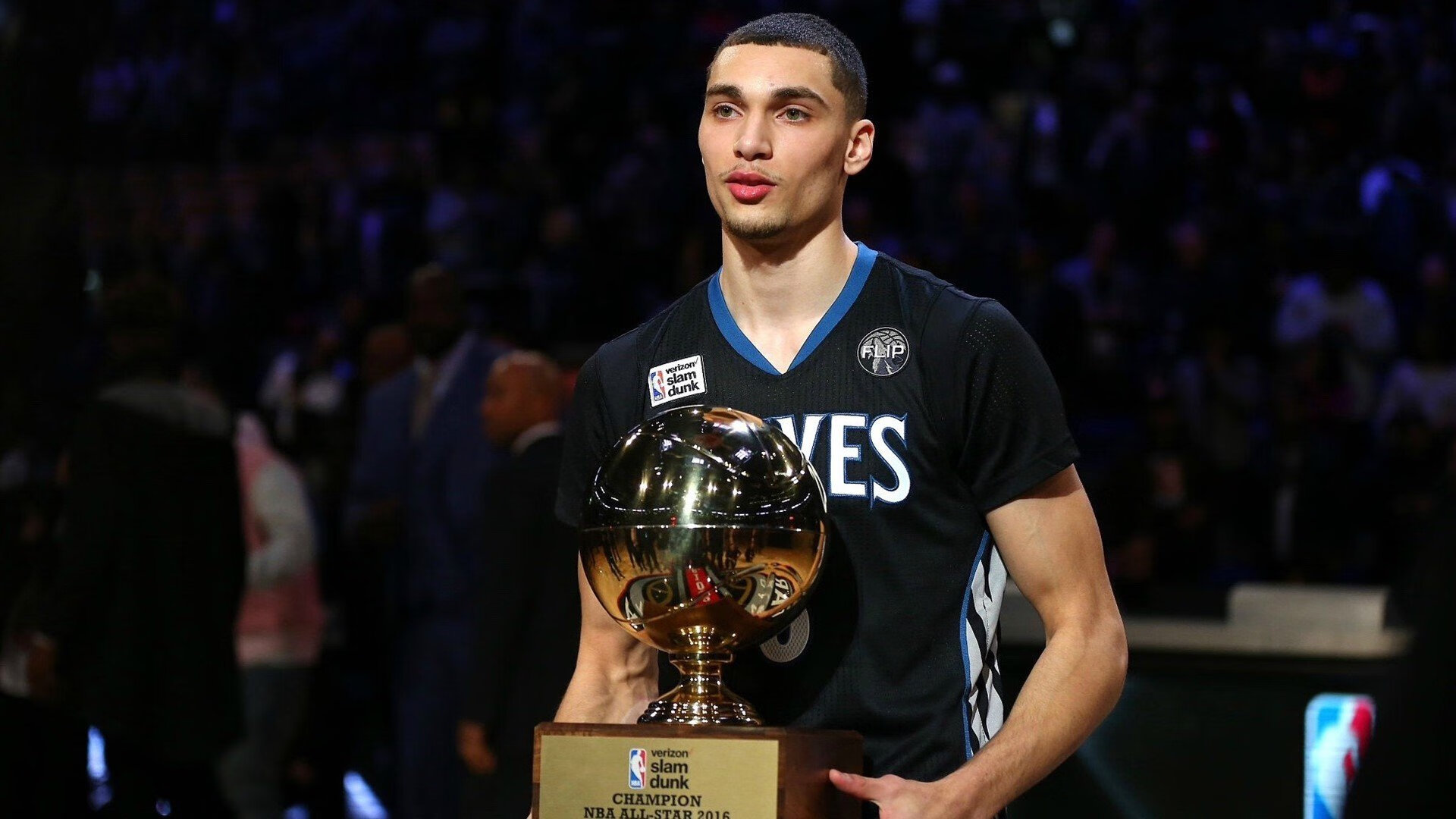 湖人球员亲自为球迷送出签名球衣，湖人球衣赞助